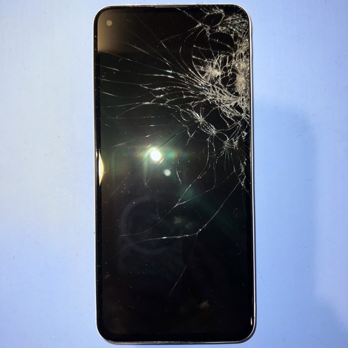 割れたままのスマホの画面、そのままにしていませんか？ | iPhone修理