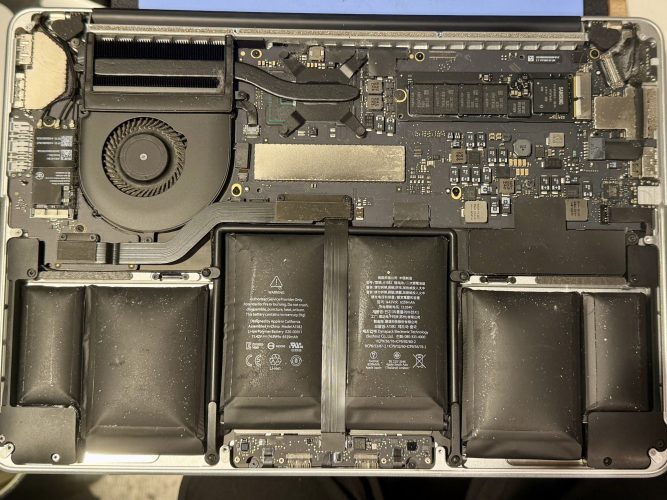MacBook Proのバッテリー膨張修理事例｜滋賀県大津市よりご来店