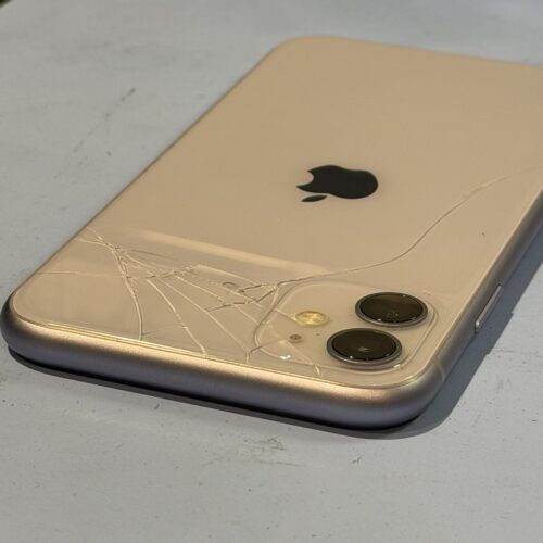 iPhone11promax 背面割れ iPhone11]背面ガラスがバキバキ。修理で買った時の輝きが戻ってきた