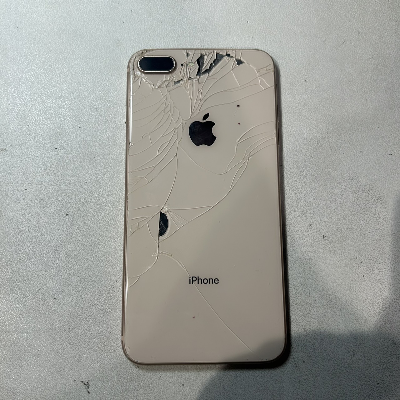 大津市より】iPhone8 Plus｜バックパネルも交換できます！