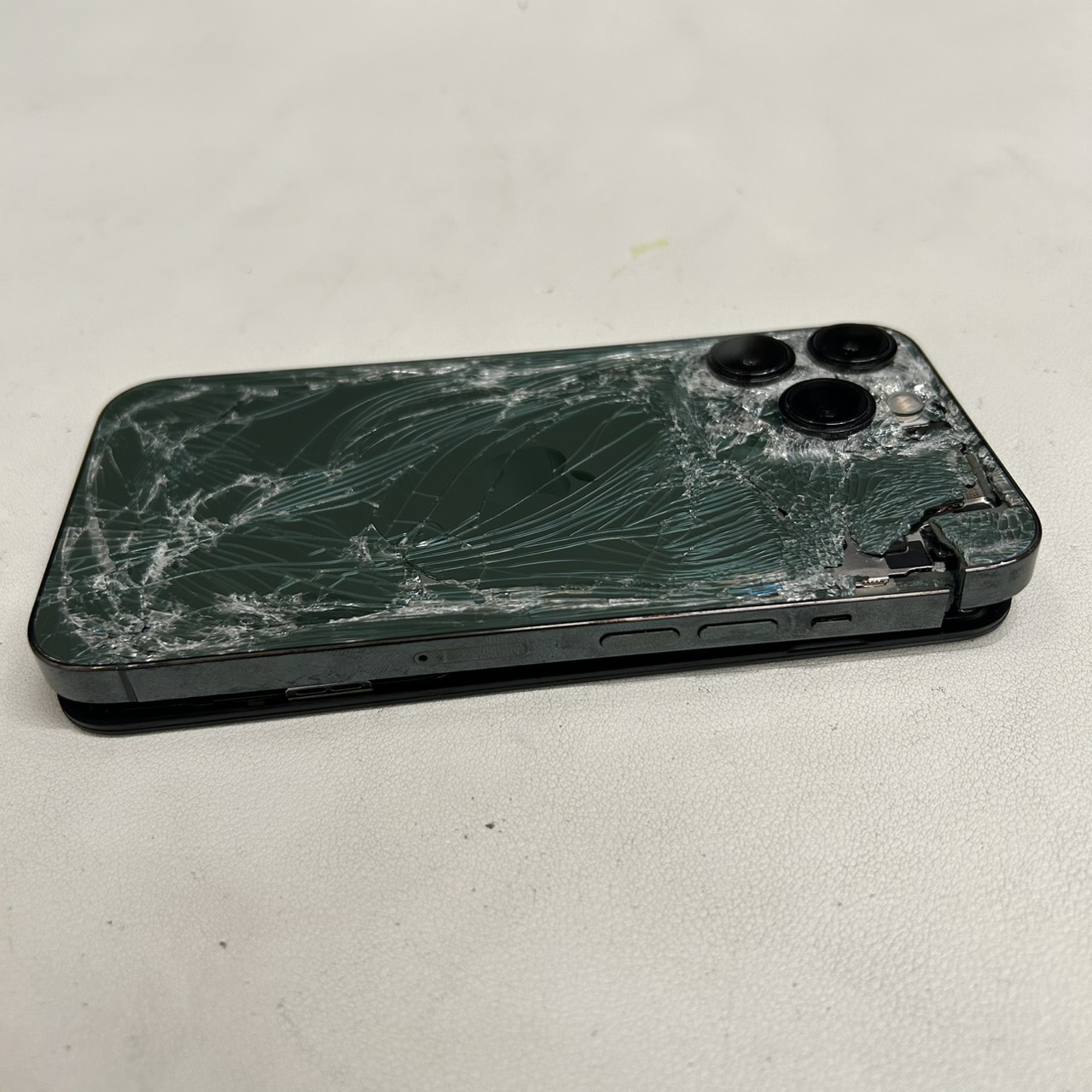 大津市より】iPhone13 Pro｜割れた背面を修理で元通りに！